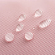 Gocce d'acqua su tessuto impermeabile rosa, texture a righe. Materiale resistente all'acqua, ideale per abbigliamento outdoor e accessori.