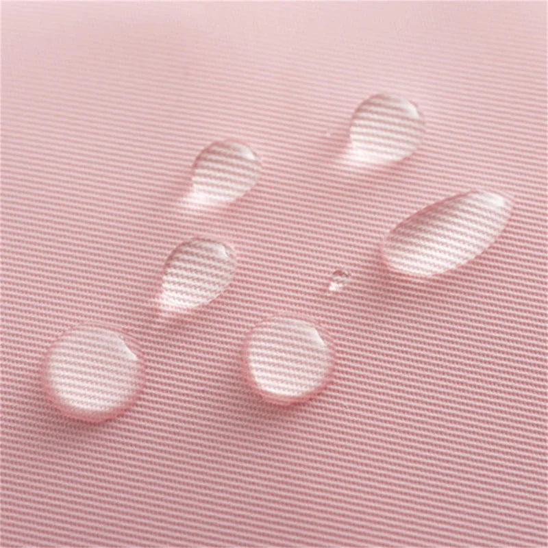 Gocce d'acqua su tessuto impermeabile rosa, texture a righe. Materiale resistente all'acqua, ideale per abbigliamento outdoor e accessori.