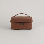 Astuccio da viaggio in pelle marrone con manico, chiusura a zip e doppio cursore. Elegante e pratico per cosmetici e accessori.