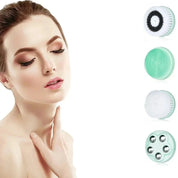 Donna con spazzola per pulizia viso elettrica, testine intercambiabili. Cura della pelle, esfoliazione, bellezza, routine skincare.