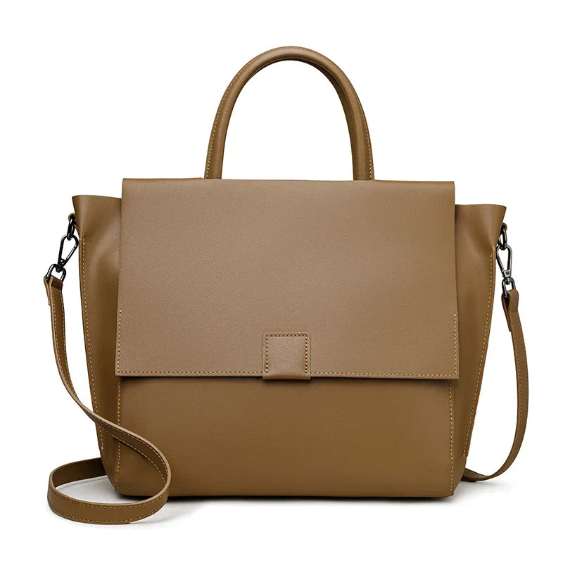 Borsa a tracolla in pelle marrone chiaro, design elegante e minimalista, con manici e tracolla regolabile. Accessorio moda donna, stile casual chic.