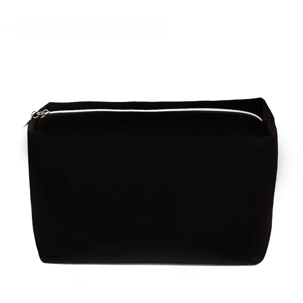 Astuccio nero in tessuto con cerniera bianca, ideale per cosmetici o accessori. Design semplice e funzionale, perfetto per viaggi e uso quotidiano.