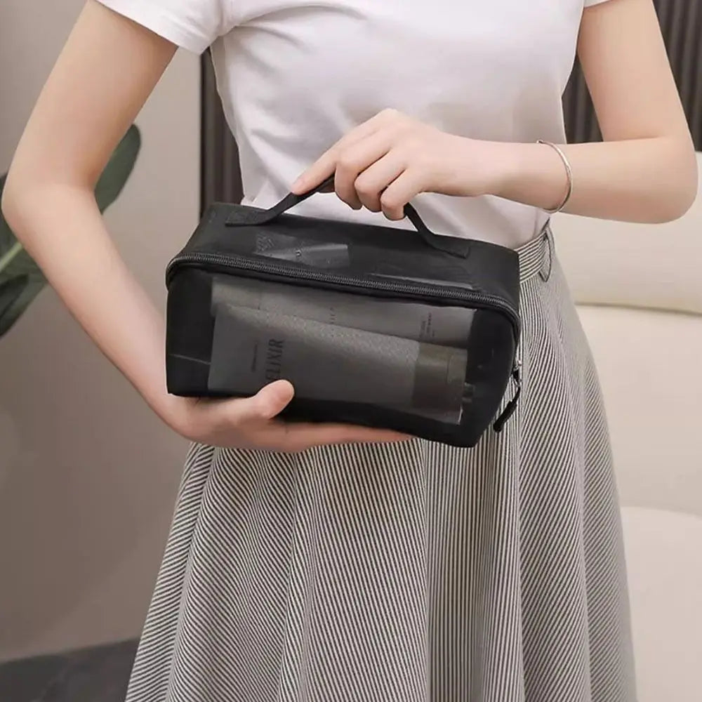 Donna con borsa da toilette trasparente nera, contenente flaconi da viaggio. Ideale per organizzare cosmetici e accessori. Perfetta per viaggi e uso quotidiano.