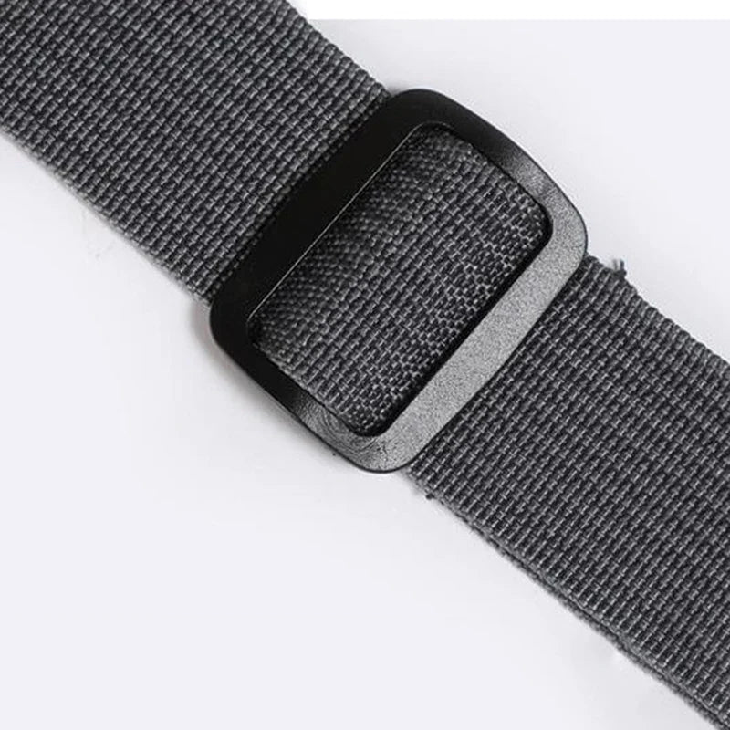 Cintura in tessuto grigio con fibbia quadrata nera, design minimalista, accessorio moda unisex, ideale per abbigliamento casual e outdoor.