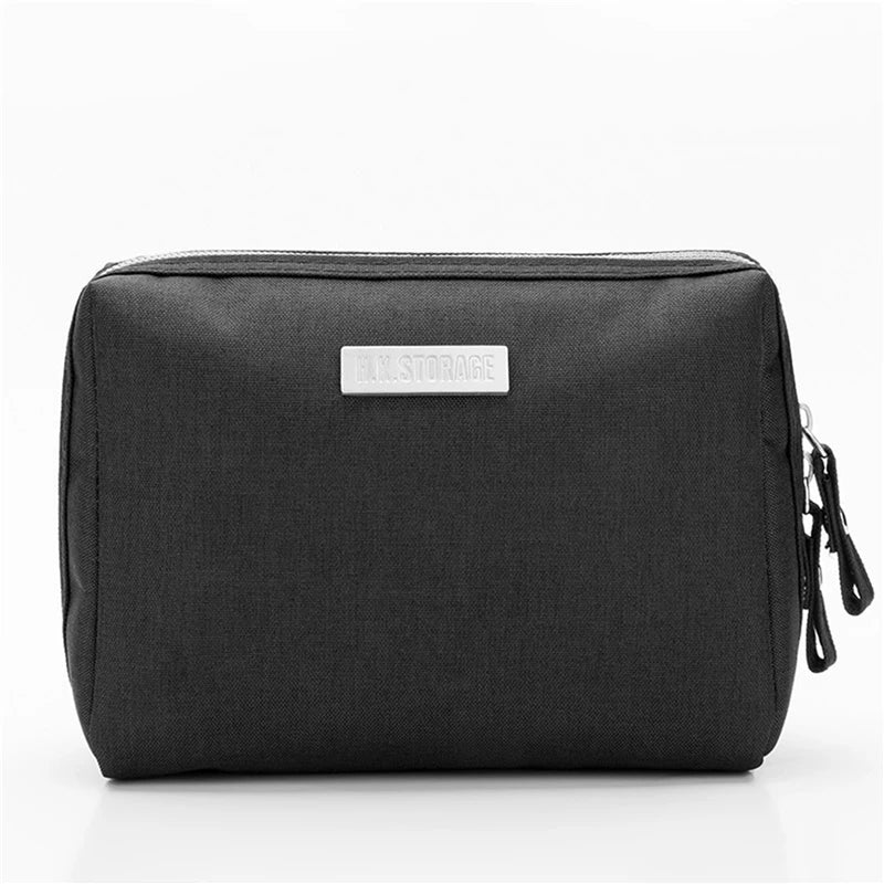 Astuccio organizer nero in tessuto resistente con doppia cerniera, ideale per viaggi e ufficio. Design compatto e funzionale per accessori.