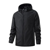 Giacca a vento nera con cappuccio, chiusura a zip, design impermeabile, ideale per attività outdoor. Abbigliamento sportivo uomo.