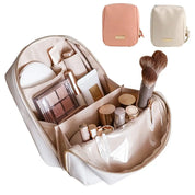 Astuccio cosmetico beige aperto con trucchi, pennelli e palette; due varianti chiuse in rosa e beige. Organizzatore trucco da viaggio elegante.