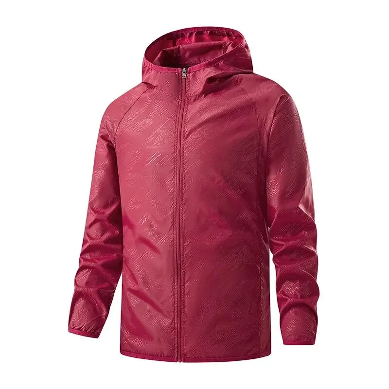 Giacca a vento rossa con cappuccio, chiusura a zip, design leggero e impermeabile. Ideale per attività outdoor e sport.