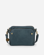 Borsa a tracolla in pelle blu con doppia cerniera, dettagli in metallo dorato e charm decorativo. Elegante accessorio moda donna.