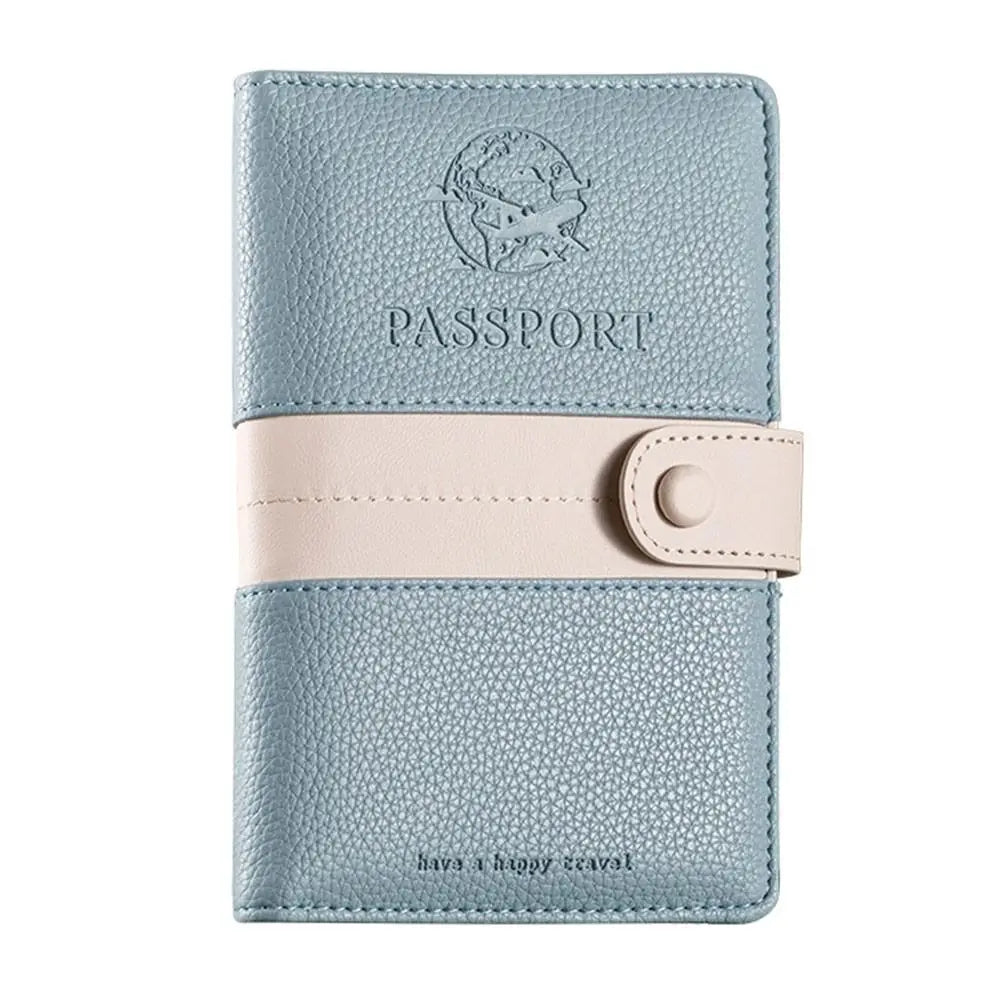 Custodia passaporto in pelle blu con chiusura a bottone beige, design elegante, ideale per viaggi, protezione documenti, accessorio da viaggio.