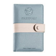 Custodia passaporto in pelle blu con chiusura a bottone beige, design elegante, ideale per viaggi, protezione documenti, accessorio da viaggio.