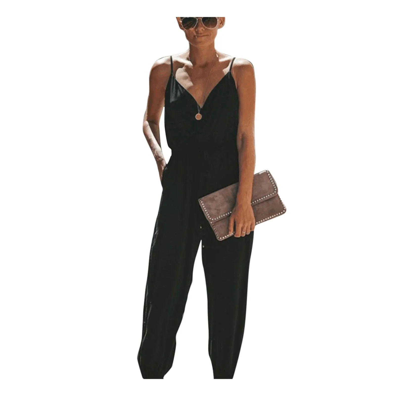 Donna con tuta nera elegante, occhiali da sole e pochette marrone. Moda estiva, abbigliamento casual chic, accessori femminili.