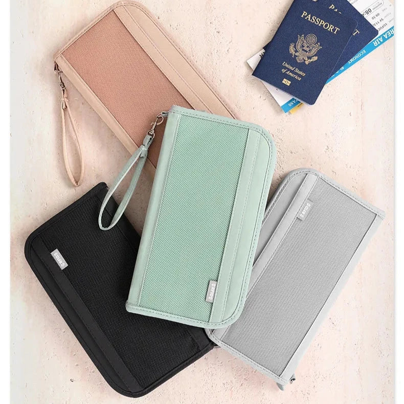 Quattro portafogli da viaggio in diversi colori (nero, verde, grigio, beige) su sfondo chiaro, con passaporti e biglietti aerei visibili.