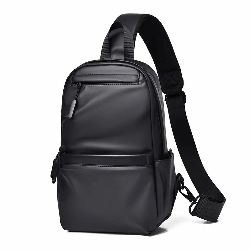Zaino monospalla nero in pelle sintetica, design moderno, tasche multiple, ideale per viaggi e uso quotidiano. Accessorio moda unisex.