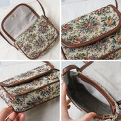 Borsa a tracolla floreale vintage in tessuto jacquard, chiusura a bottone, dettagli in pelle marrone, design elegante e spazioso.
