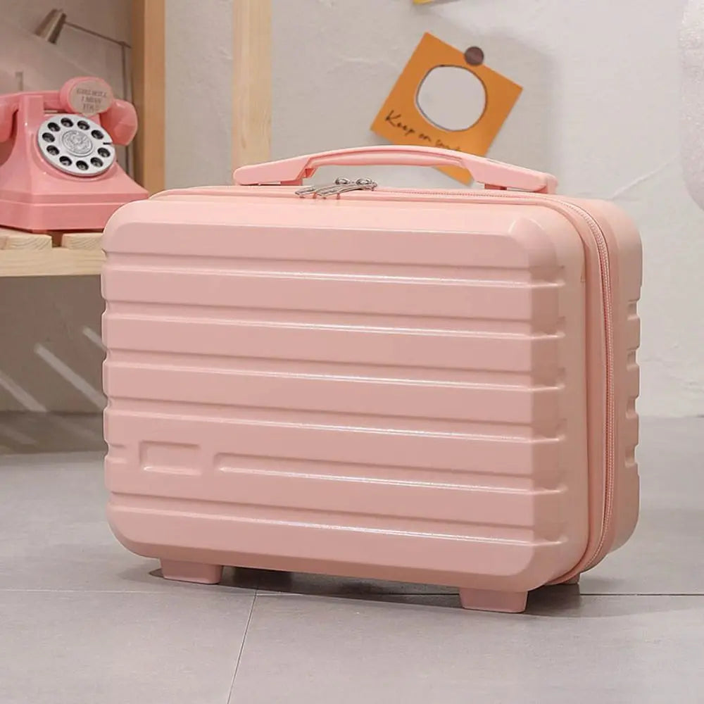 Valigia rosa in plastica rigida con manico, design a righe orizzontali, su pavimento grigio. Accessorio da viaggio elegante e moderno.