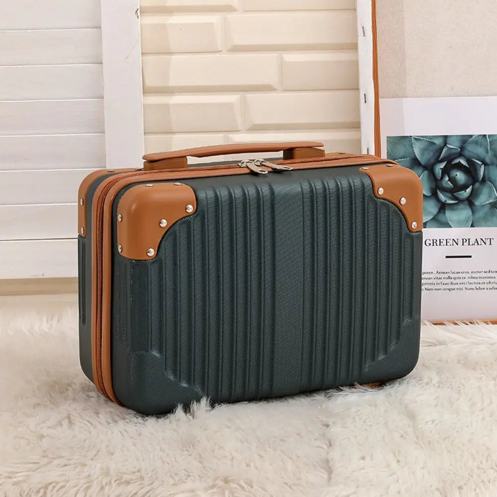 Valigia rigida verde scuro con angoli rinforzati in pelle marrone, design elegante, ideale per viaggi, su tappeto bianco, sfondo decorativo.