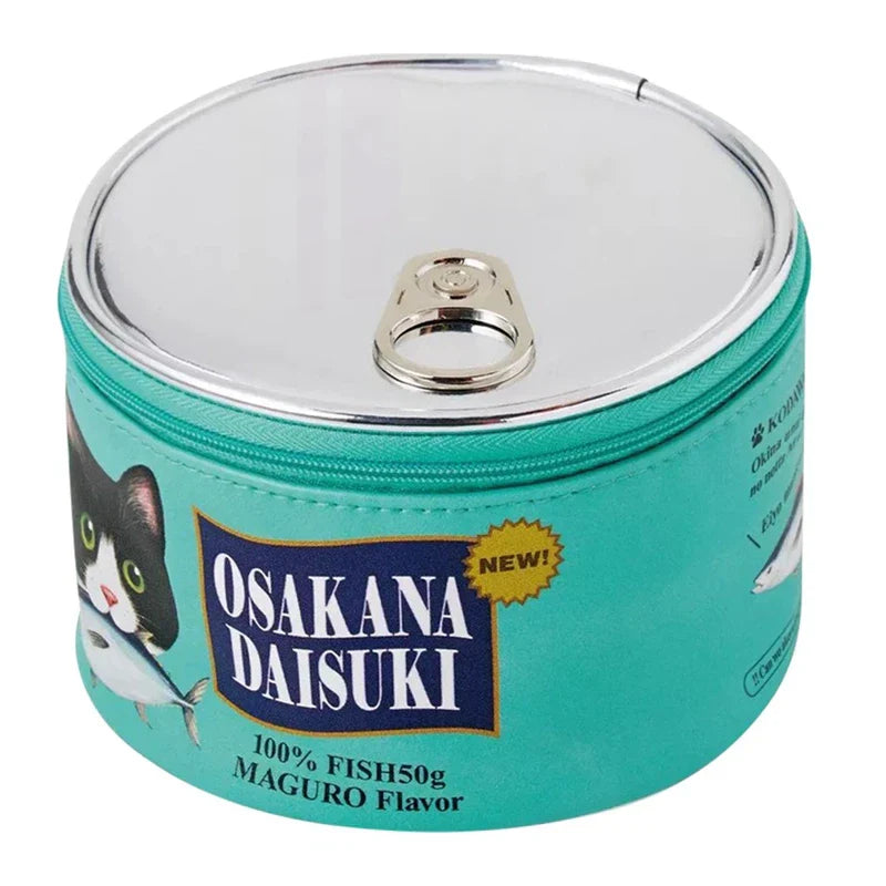 Scatoletta di cibo per gatti Osakana Daisuki, gusto maguro, 50g. Design con immagine di gatto, confezione verde, linguetta di apertura facile.