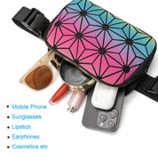 Marsupio geometrico multicolore con oggetti: smartphone, occhiali da sole, rossetto, auricolari, cosmetici. Accessorio moda pratico e trendy.