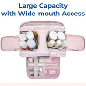 Borsa da viaggio rosa con ampia apertura, grande capacità, contenente flaconi e tubetti di cosmetici. Ideale per organizzare prodotti da bagno.
