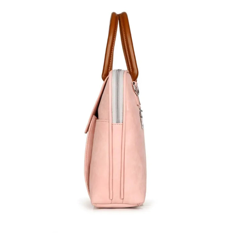 Borsa a tracolla rosa in pelle con manici marroni, vista laterale. Design elegante, chiusura con zip, ideale per moda femminile e accessori.