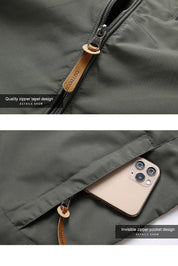 Giacca verde con cerniera di qualità e tasca invisibile, design moderno, tessuto resistente, ideale per smartphone. Accessorio moda uomo.