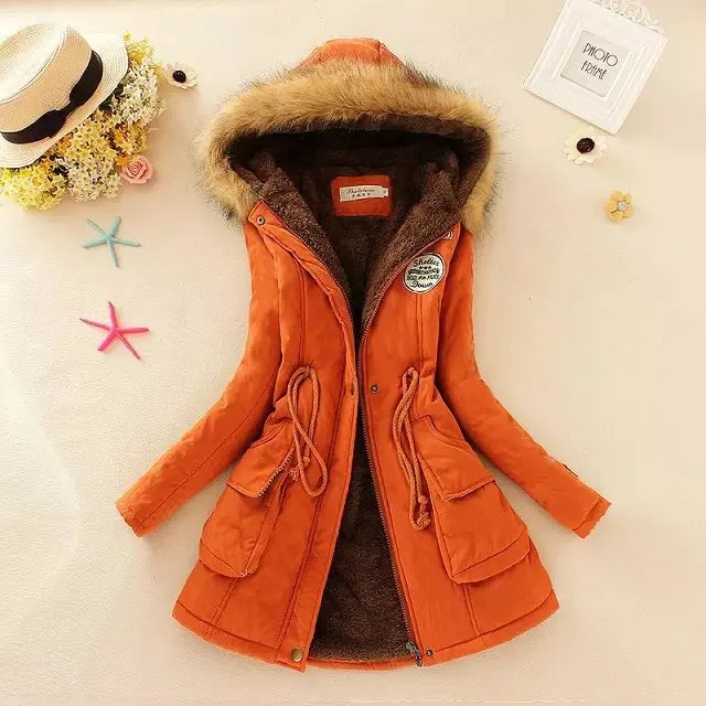 Giacca invernale arancione con cappuccio in pelliccia sintetica, tasche frontali e cintura. Perfetta per moda donna autunno-inverno.