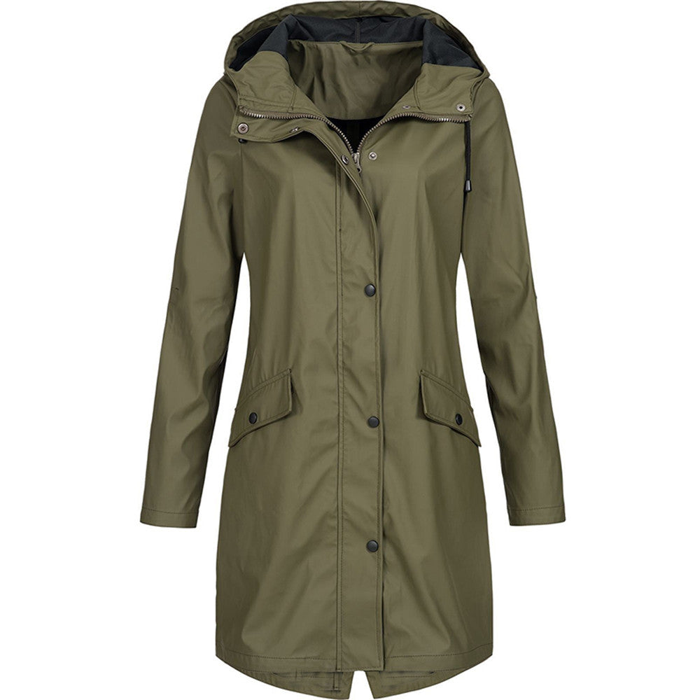 Giacca impermeabile verde oliva da donna con cappuccio, chiusura a bottoni, tasche frontali. Ideale per pioggia e outdoor. Moda autunnale.