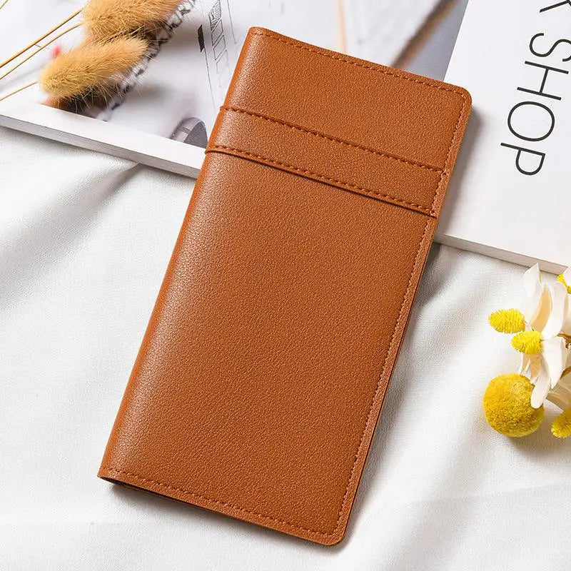 Portafoglio in pelle marrone su sfondo bianco, elegante e moderno, ideale per uomo o donna. Accessorio moda, design minimalista.