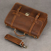 Borsa ventiquattrore in pelle marrone con tracolla staccabile, design elegante e chiusura a fibbia, ideale per lavoro e viaggi d'affari.