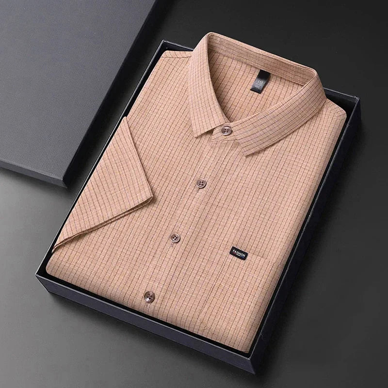 Camicia elegante da uomo color beige a righe, confezionata in scatola regalo. Ideale per occasioni formali. Tessuto di alta qualità.