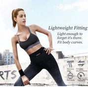 Donna in abbigliamento sportivo grigio e nero, reggiseno e leggings, su sfondo urbano. Testo promozionale: "Lightweight Fitting". Fitness, moda sportiva.
