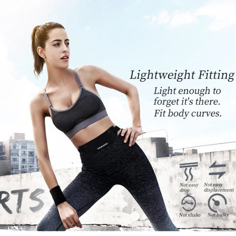 Donna in abbigliamento sportivo grigio e nero, reggiseno e leggings, su sfondo urbano. Testo promozionale: "Lightweight Fitting". Fitness, moda sportiva.