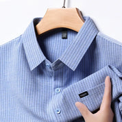 Camicia uomo azzurra a righe verticali, colletto classico, manica lunga, tessuto leggero, ideale per ufficio e occasioni formali.