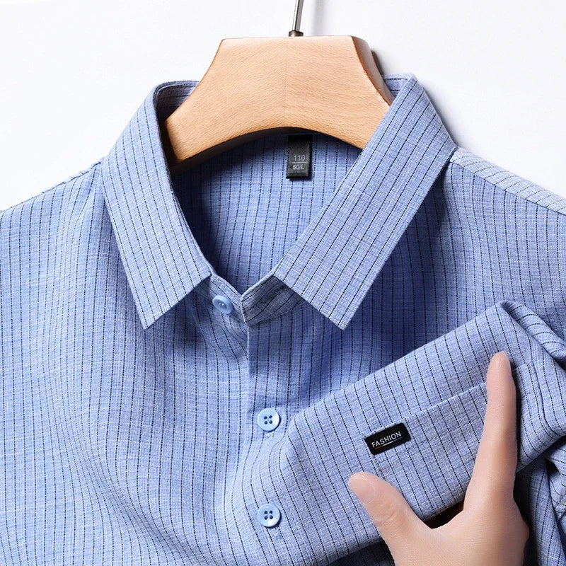 Camicia uomo azzurra a righe verticali, colletto classico, manica lunga, tessuto leggero, ideale per ufficio e occasioni formali.