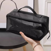 Borsa da toilette nera in tessuto impermeabile con cerniera, manico superiore, design compatto, ideale per viaggi e organizzazione accessori bagno.