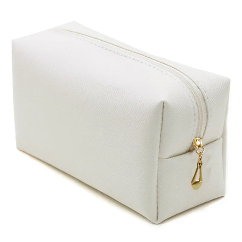 Astuccio cosmetico bianco in pelle sintetica con cerniera dorata, design rettangolare, ideale per trucco e accessori da viaggio.