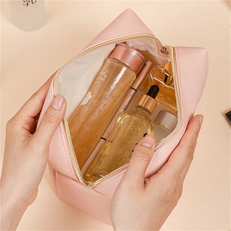 Borsa cosmetica rosa aperta con bottiglie di prodotti per la cura della pelle, trucco e accessori. Elegante e pratica per viaggi e organizzazione.