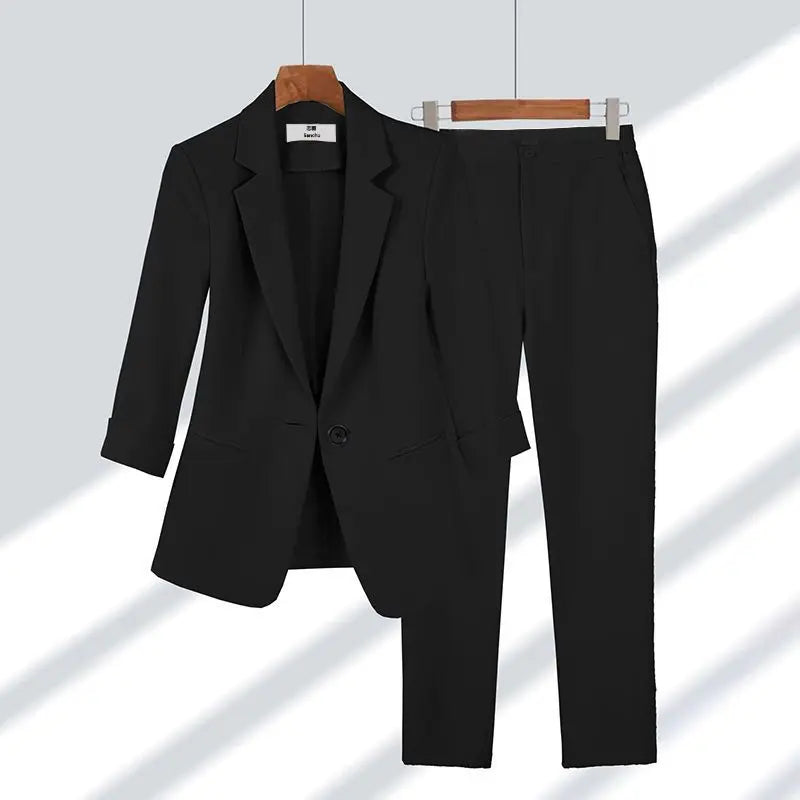 Completo donna nero elegante, giacca monopetto e pantaloni abbinati, abbigliamento formale, moda business, tessuto di alta qualità.