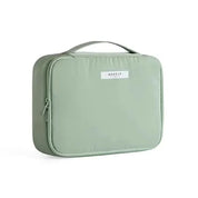 Astuccio trucco verde salvia con manico, chiusura zip, design compatto. Ideale per organizzare cosmetici e accessori viaggio.
