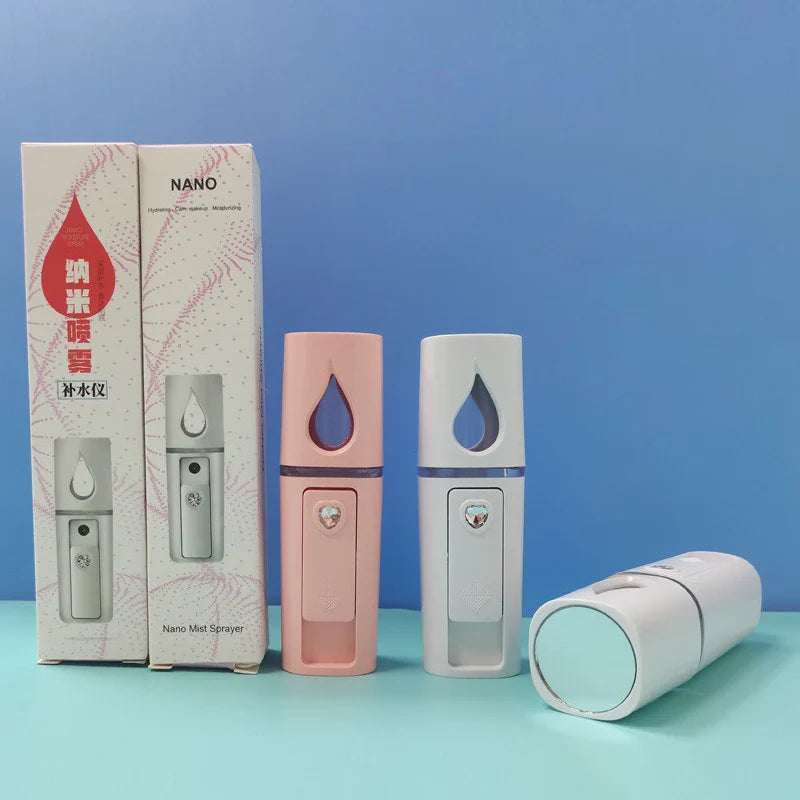 Spruzzatore nano portatile rosa e bianco con confezione, design elegante, ideale per idratazione viso, cura della pelle, ricaricabile USB.
