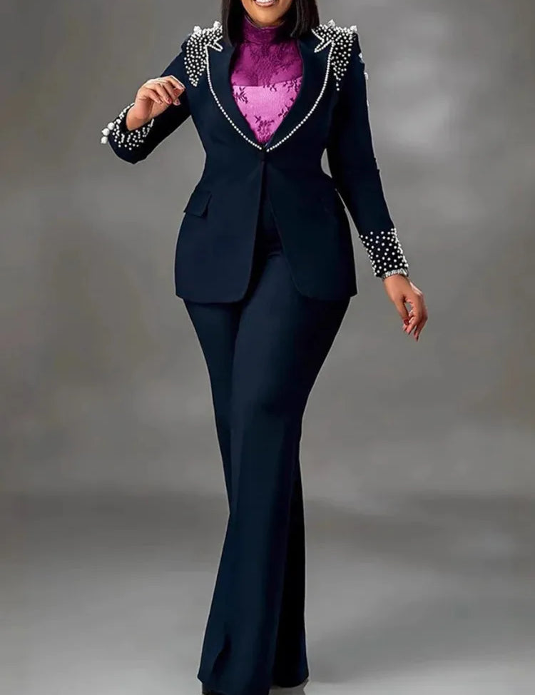 Completo donna elegante blu scuro con perle, giacca e pantaloni svasati, camicia viola. Abbigliamento formale moda femminile.