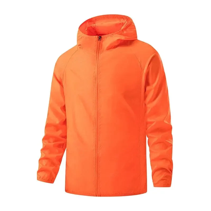 Giacca a vento arancione con cappuccio, impermeabile, leggera, ideale per attività outdoor. Design moderno, chiusura a zip, maniche lunghe.