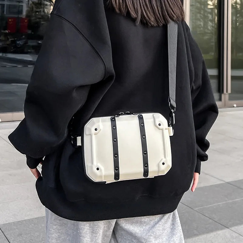 Zaino bianco rigido con cinghie nere indossato da una persona in abbigliamento casual. Design moderno, ideale per moda urbana e viaggi.