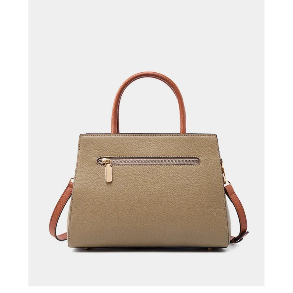 Borsa a mano in pelle beige con manici marroni, tasca frontale con zip, design elegante e moderno. Accessorio moda donna, stile casual chic.