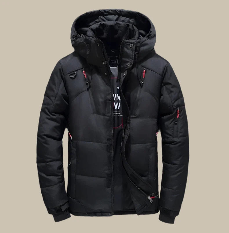 Giacca invernale nera imbottita con cappuccio, chiusura a zip, tasche multiple e dettagli rossi. Ideale per uomo, moda outdoor, abbigliamento caldo.