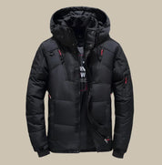 Giacca invernale nera imbottita con cappuccio, chiusura a zip, tasche multiple e dettagli rossi. Ideale per uomo, moda outdoor, abbigliamento caldo.