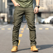 Pantaloni cargo verdi da uomo, stile casual, indossati con stivali gialli su strada urbana. Ideali per moda outdoor e avventure urbane.