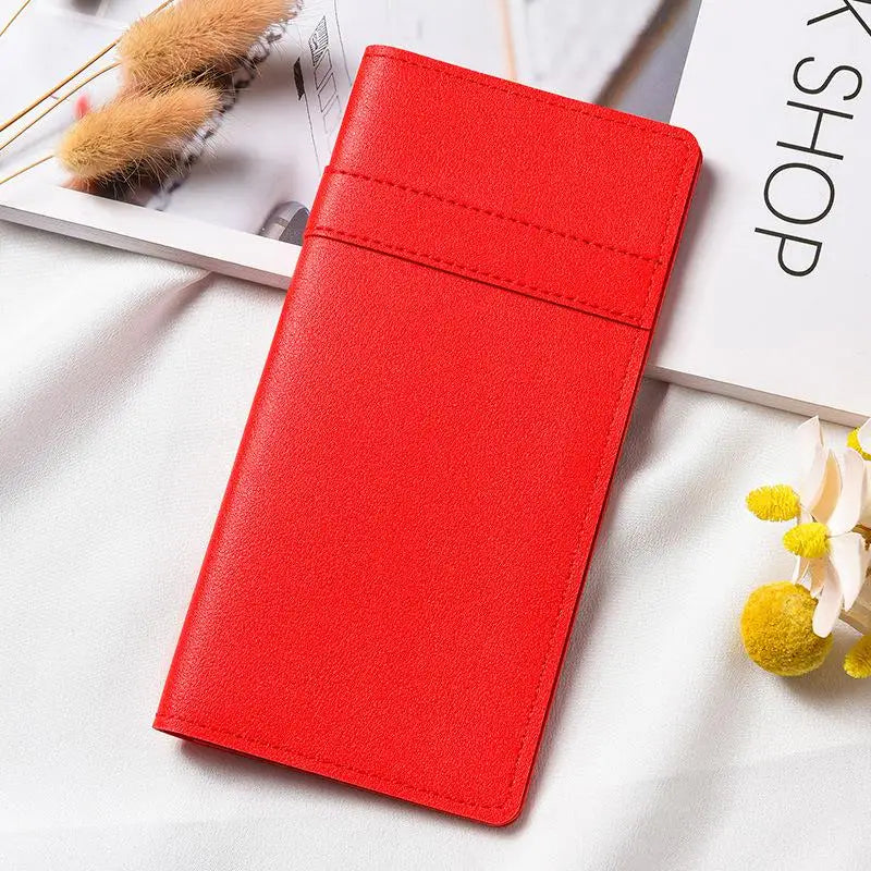 Portafoglio in pelle rossa su sfondo bianco, elegante e moderno, ideale per moda uomo e donna. Accessorio di tendenza per organizzare carte e contanti.