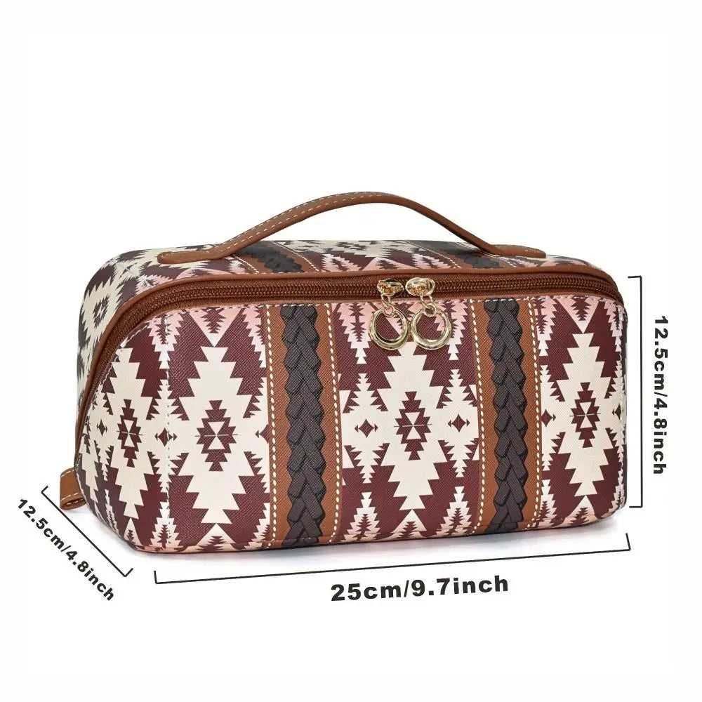 Borsa cosmetica etnica 25x12,5 cm, motivo geometrico marrone e beige, manico superiore, chiusura zip, organizer da viaggio elegante e pratico.